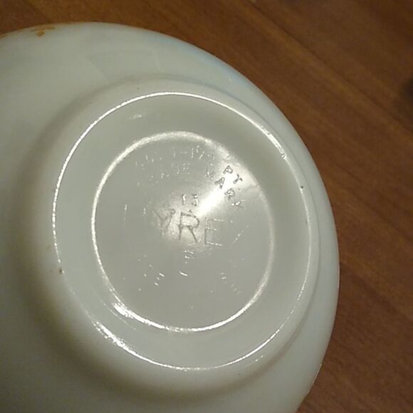 Pyrex Butterfly Gold White Bowl with Gold Floral Accents 1 1/2 PT Cottagecore - Picture 2 of 6